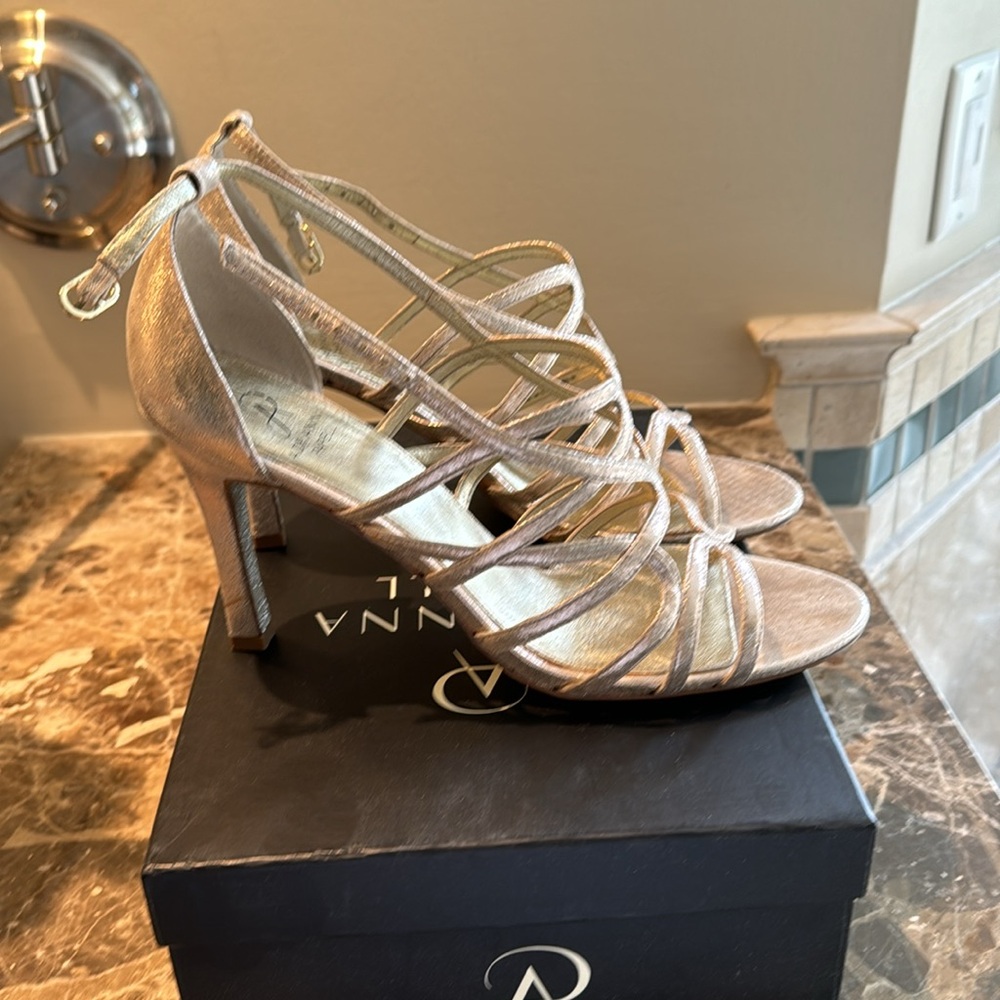 Adrianna Papell Elda Gold Heels, size 10 - Picture 4 of 5